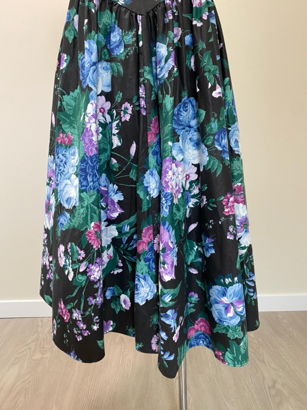 Vintage Expo Black Floral Off-Shoulder Dress with Puffed Sleeves - Picture 4 of 15